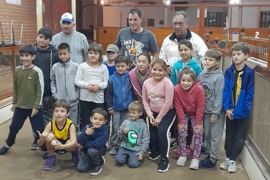 En Elortondo abrieron una escuela de bochas y es furor entre los más chicos