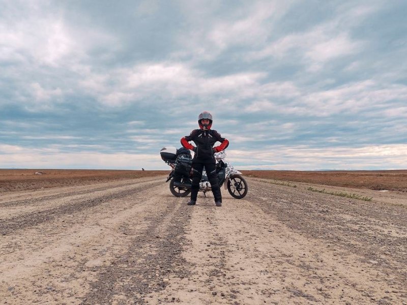 Pandita on road, la historia de la santotomesina que recorre el país en una moto «para los mandados»