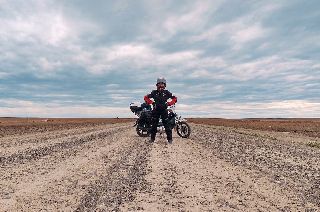 Pandita on road, la historia de la santotomesina que recorre el país en una moto «para los mandados»