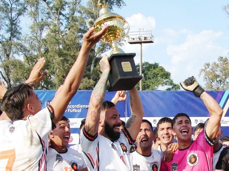 Dejó el fútbol profesional, fundó un club y logró un ascenso