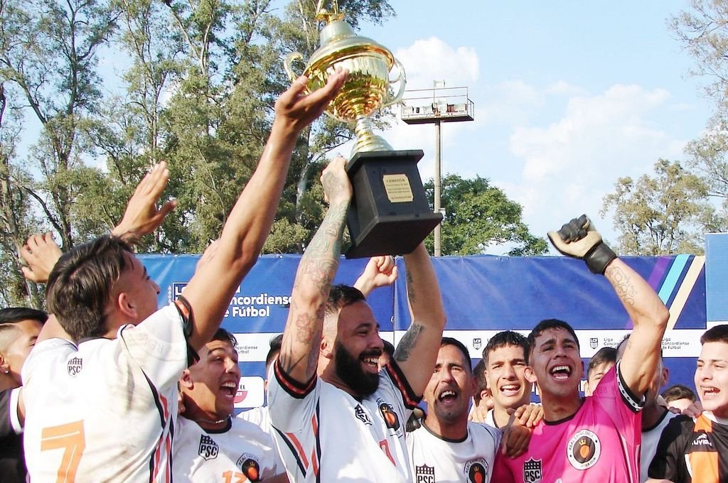Dejó el fútbol profesional, fundó un club y logró un ascenso