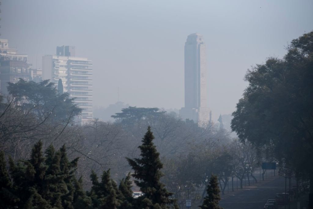 Humo en las islas cercanas a Rosario: más de lo mismo