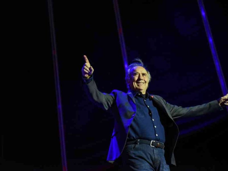 A pie de vida: Joan Manuel Serrat en el Autódromo de Rosario