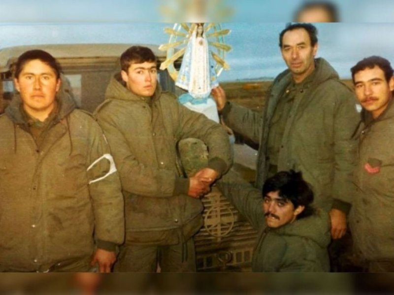 El soldado de la foto con la Virgen «malvinera» que volvió de la guerra y decidió salvar vidas de niños