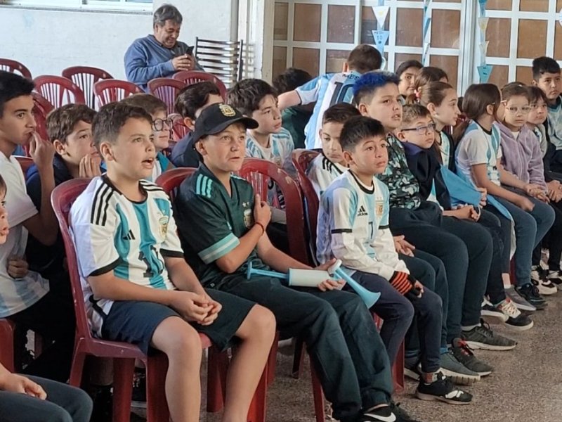 En las buenas y en las malas: alumnos de la escuela donde estudió Scaloni se reunieron para mirar el partido de la Selección Argentina