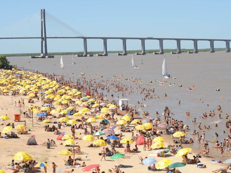 Alerta roja en Rosario: aconsejan cuidarse de la ola de calor sin distinción de edad