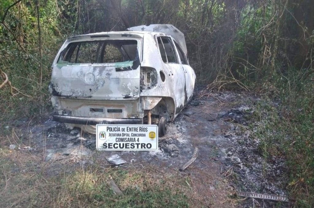 Amenazaron con un arma a una mujer y le robaron el auto, pero después apareció incendiado