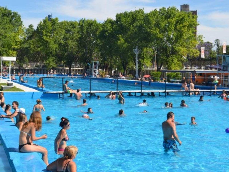 Comenzó la temporada del verano rosarino en la pileta Alem y en las islas