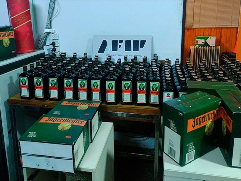 Secuestran 189 botellas de licor de contrabando a un hombre que venía de un torneo de póker