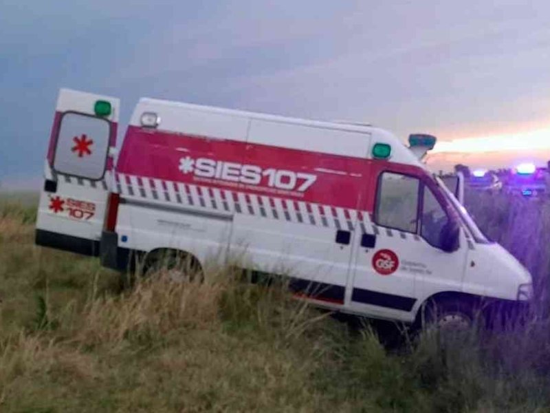 Festejo alocado: un médico se emborrachó, se llevó la ambulancia y terminó chocando