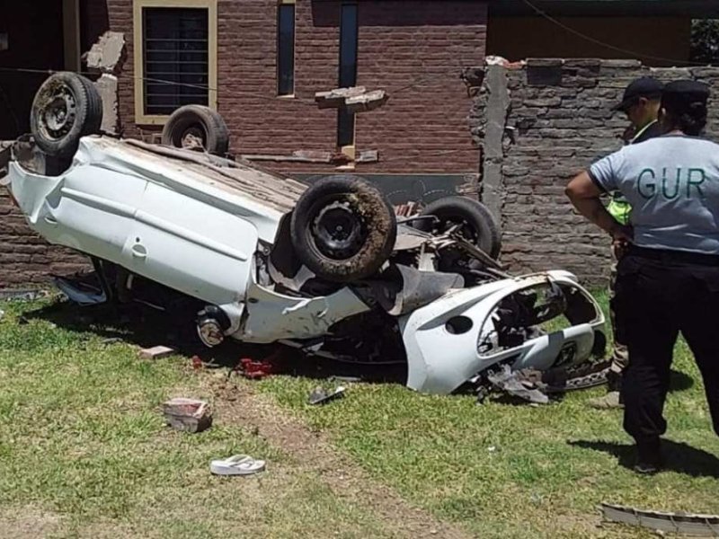 Un auto volcó y estuvo a punto de impactar contra una casa en Recreo