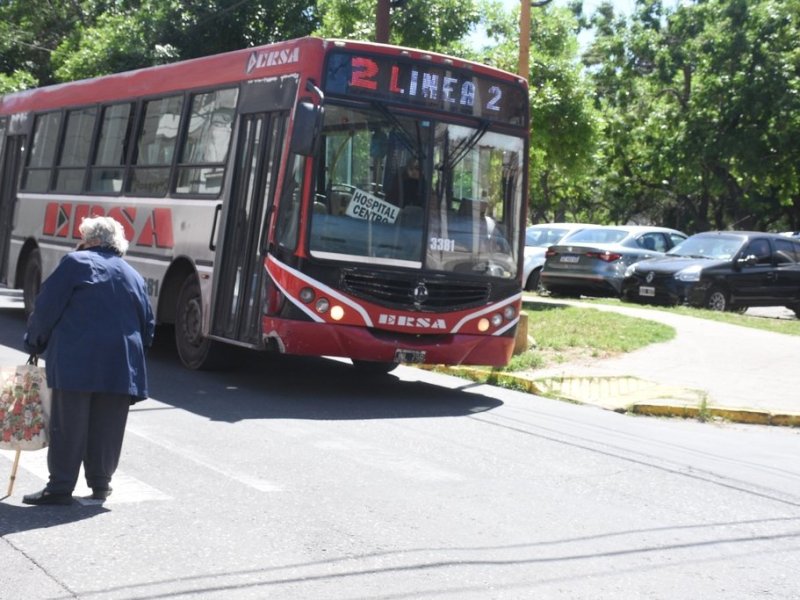 Colectivos en Santa Fe: el 22% de la población se mueve en «bondi»