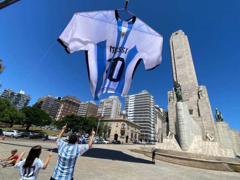 Alta en el cielo: la camiseta argentina más grande del mundo llegó al Monumento a la Bandera