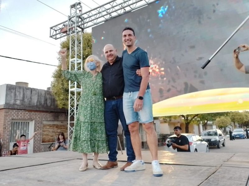 ¡Llegó el campeón!: Lionel Scaloni fue homenajeado en Pujato