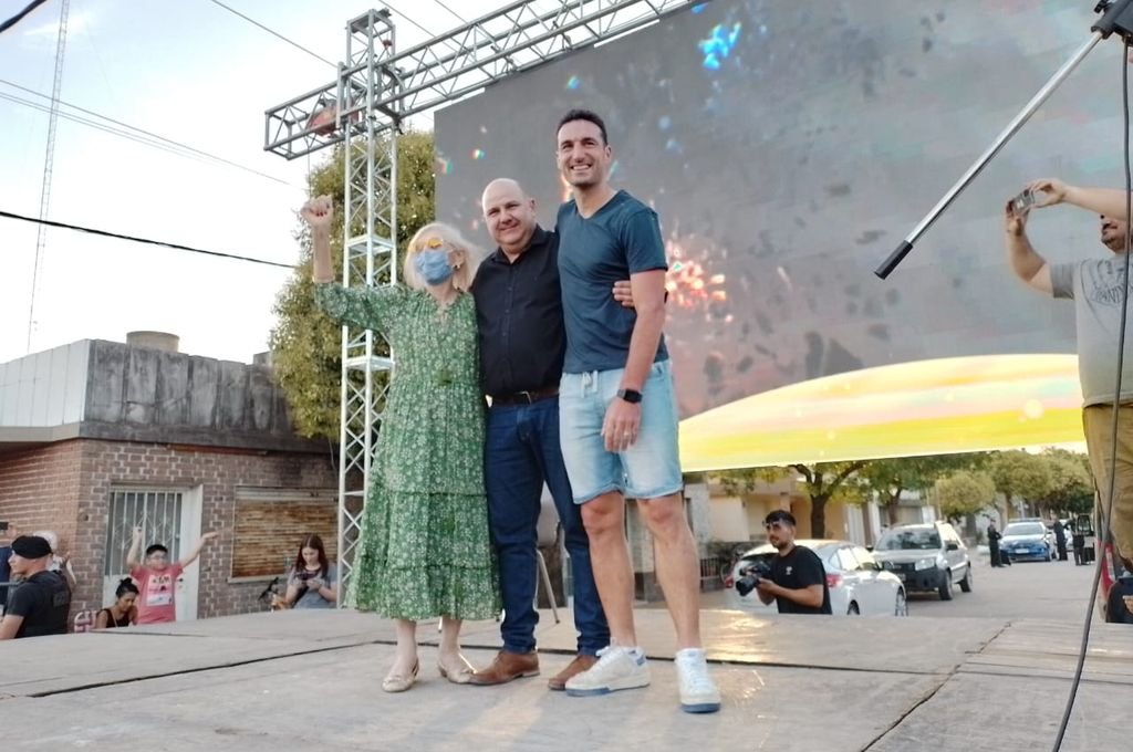 ¡Llegó el campeón!: Lionel Scaloni fue homenajeado en Pujato