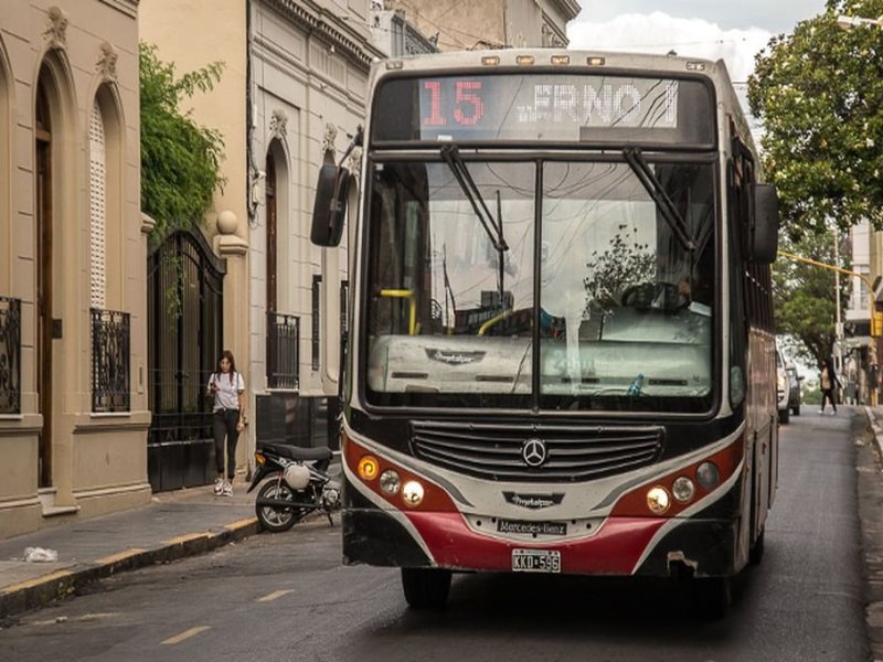 En Paraná aprobaron el aumento del colectivo urbano