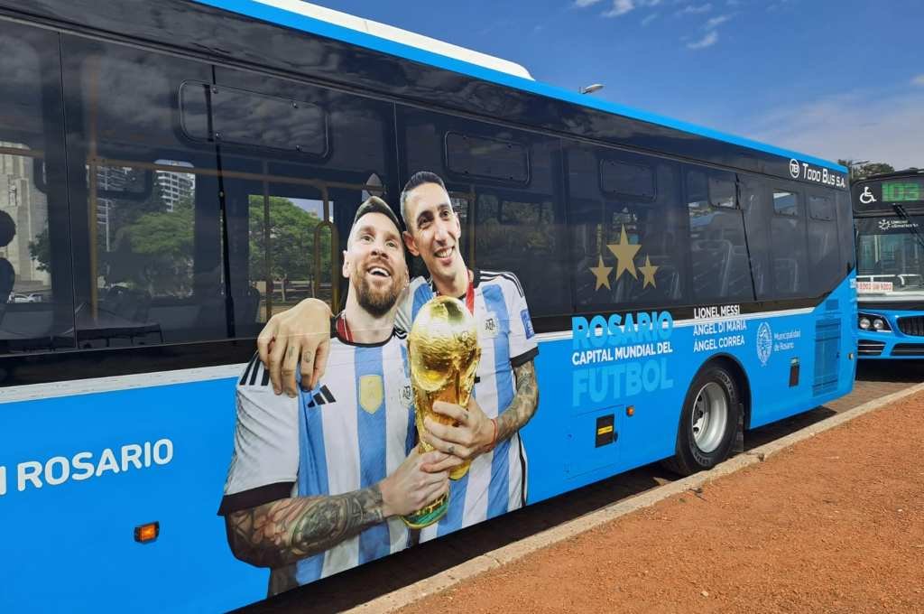 Una foto de los campeones Ángel Di María y Lionel Messi se podrá ver en colectivos en Rosario