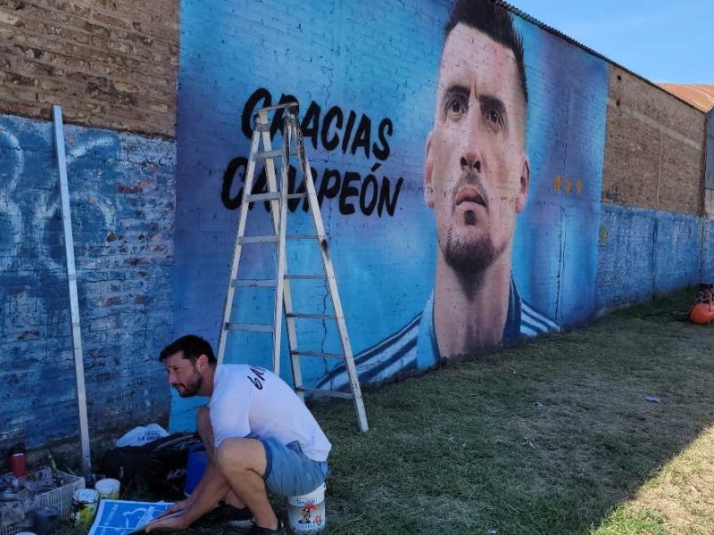 Casilda: pintan un mural de Franco Armani