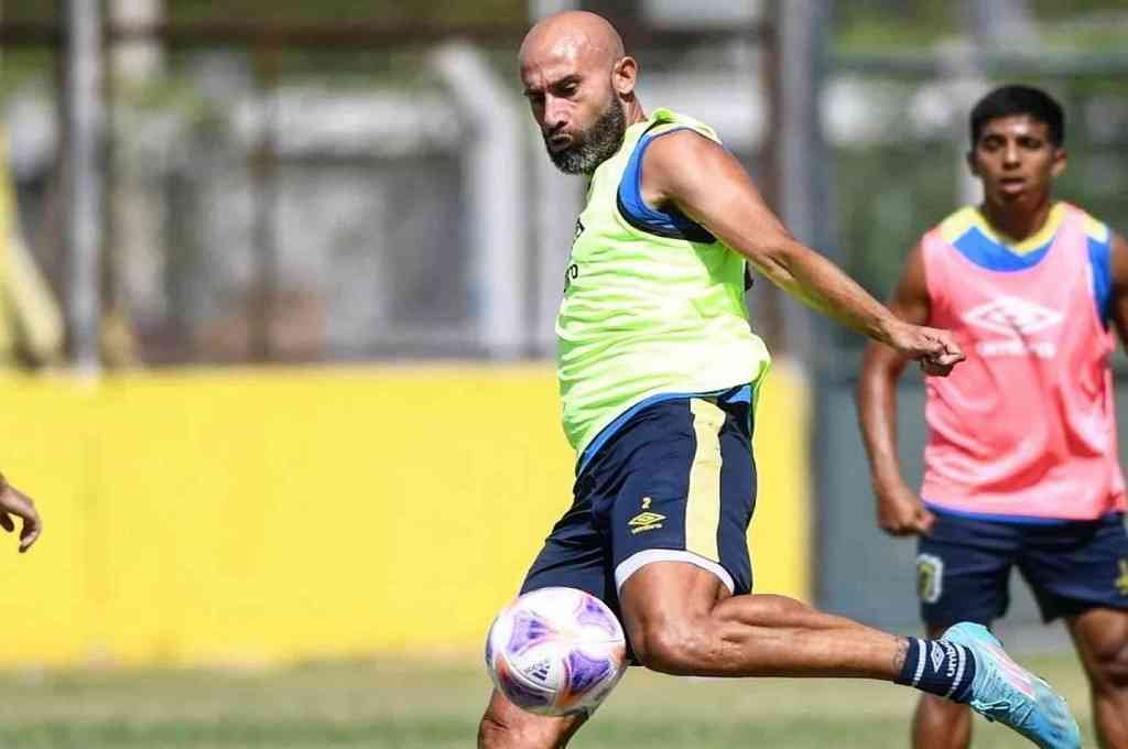 De a poco, le va dando forma