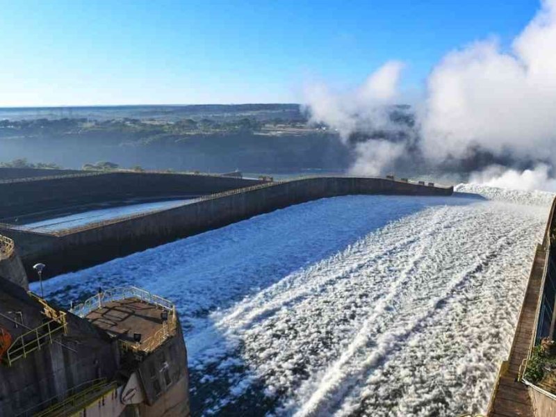 Abrieron las compuertas de la represa Itaipú y podría aliviarse el panorama en Santa Fe