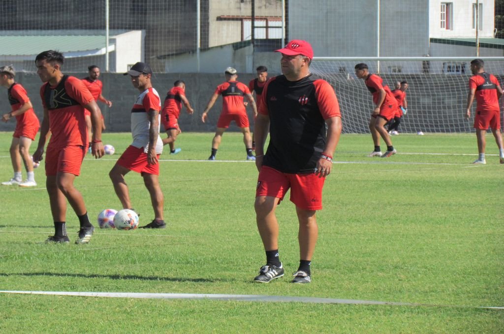 Walter Otta realizaría cuatro cambios en el equipo de los titulares