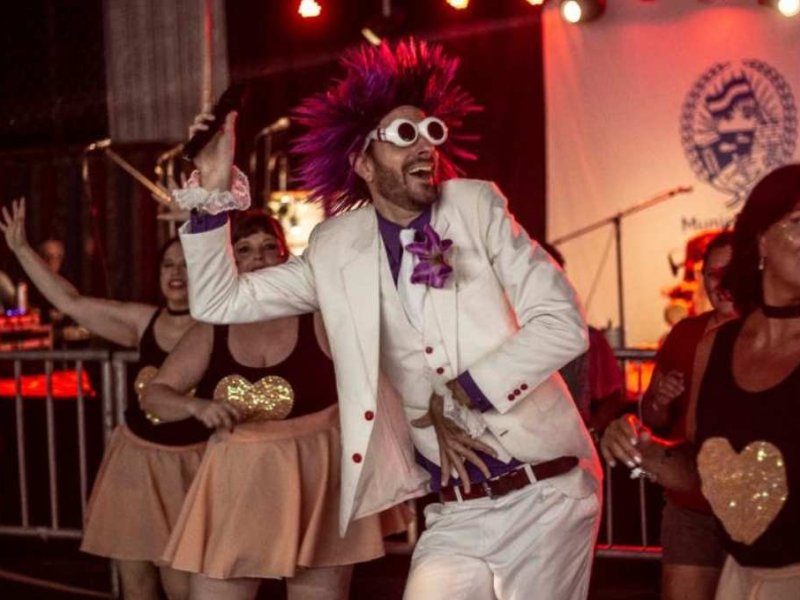 El Carnaval se anticipa con bailes y comparsas en los barrios