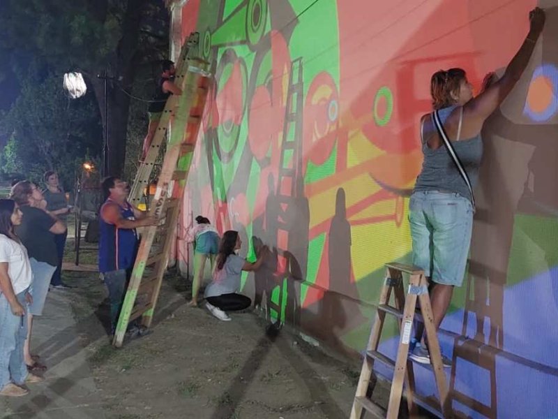 133 años de El Trébol: ya se pinta el mural de la locomotora en el museo
