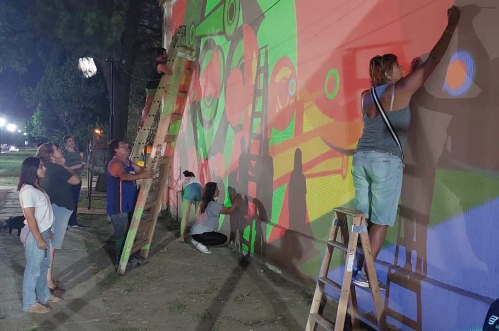 133 años de El Trébol: ya se pinta el mural de la locomotora en el museo