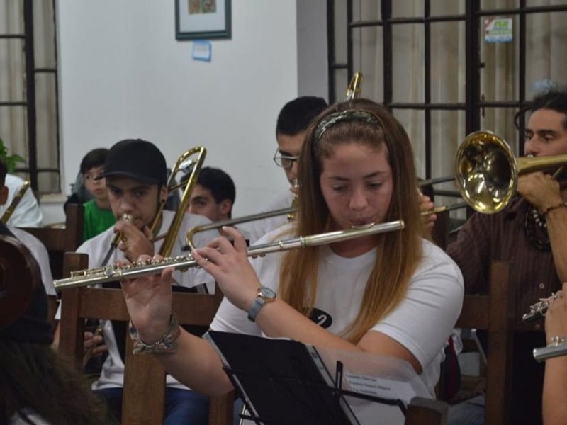 Jóvenes reciben becas de perfeccionamiento musical