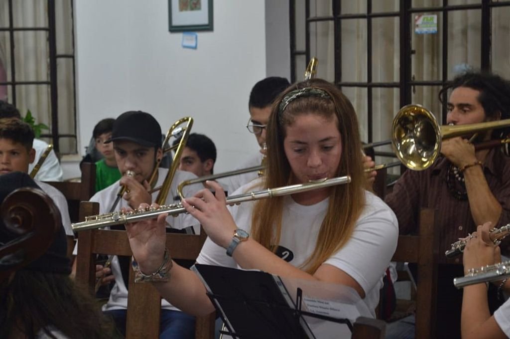 Jóvenes reciben becas de perfeccionamiento musical