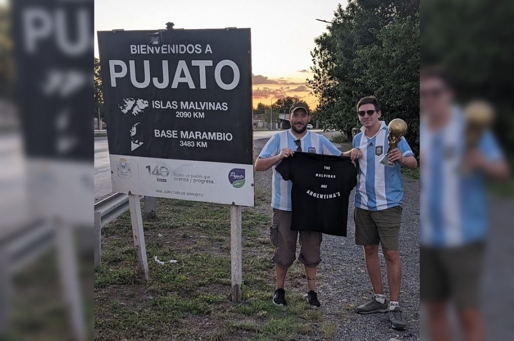 Promesa cumplida: caminaron de Rosario a Pujato con la Copa del Mundo