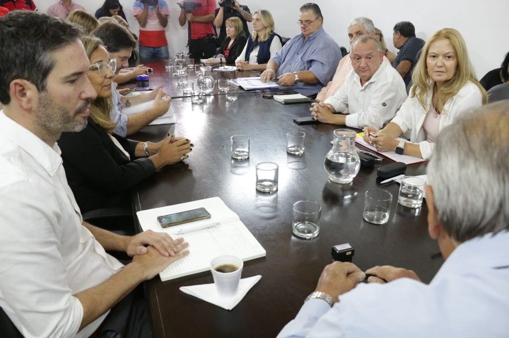 Los gremios docentes debaten la nueva oferta del gobierno