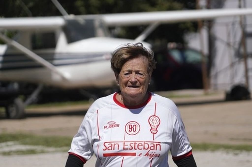 «Vino tinto, comida frita, choripán y bicicleta», el secreto de la abuela paracaidista