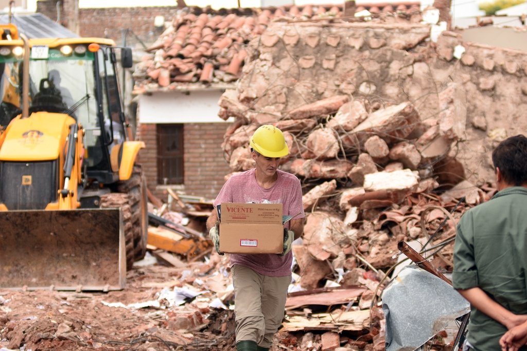 Explosión en Santa Fe: hay vecinos evacuados y otros que esperan ingresar a sus casas