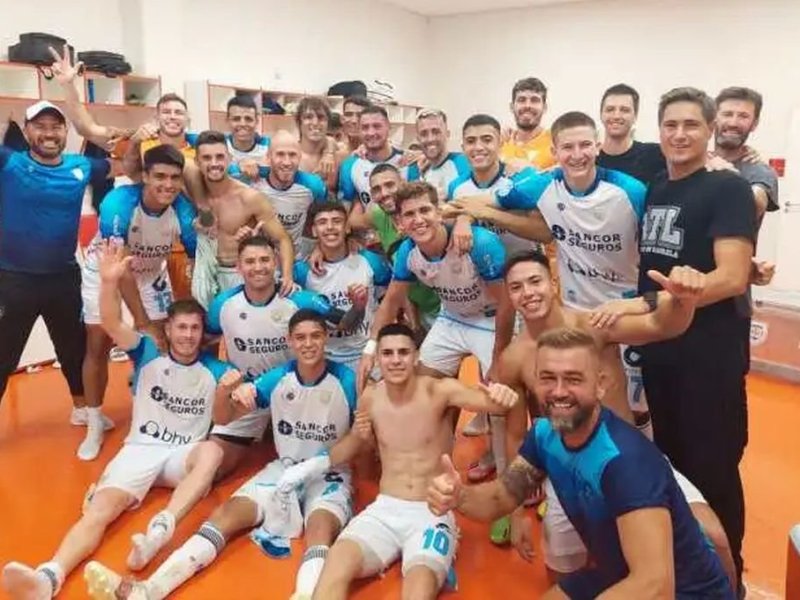Atlético le ganó a Riestra y se prende arriba en su zona