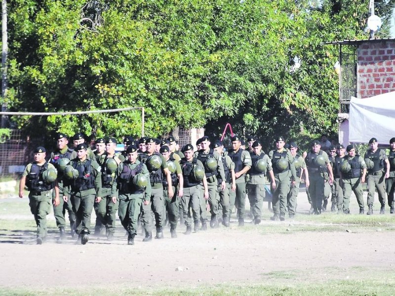Gendarmes y policías federales recorrieron el barrio donde asesinaron a Máximo