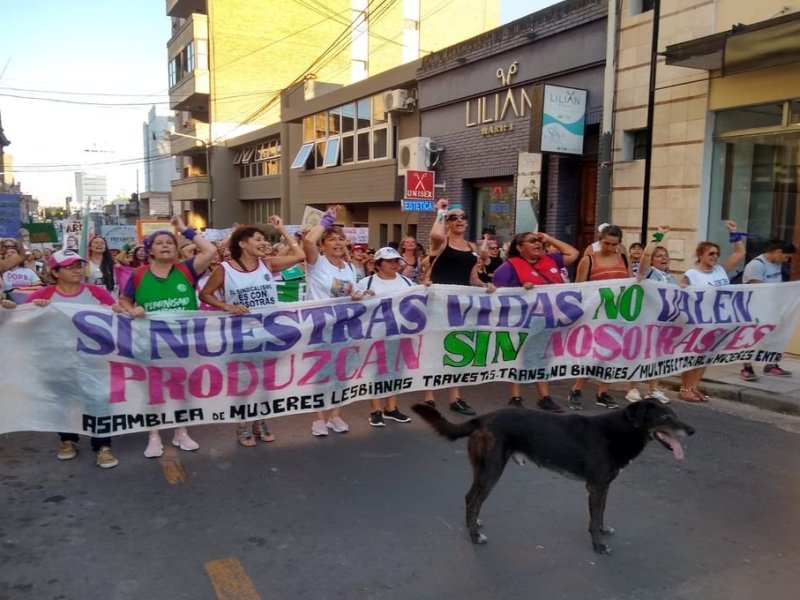 Multitudinaria marcha por el Día Internacional de la Mujer