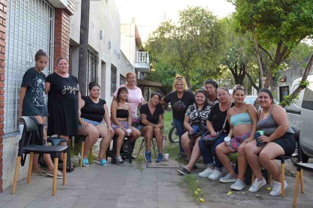 Mujeres constructoras: nace una fábrica de eco ladrillos con espíritu cooperativo