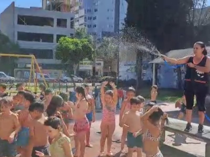 Insólito: por el calor extremo, docentes «manguerean» a los alumnos en escuelas de Rosario