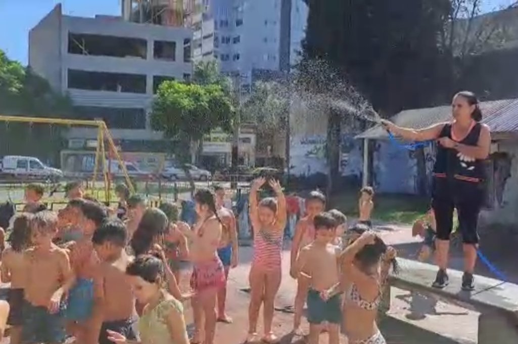 Insólito: por el calor extremo, docentes «manguerean» a los alumnos en escuelas de Rosario
