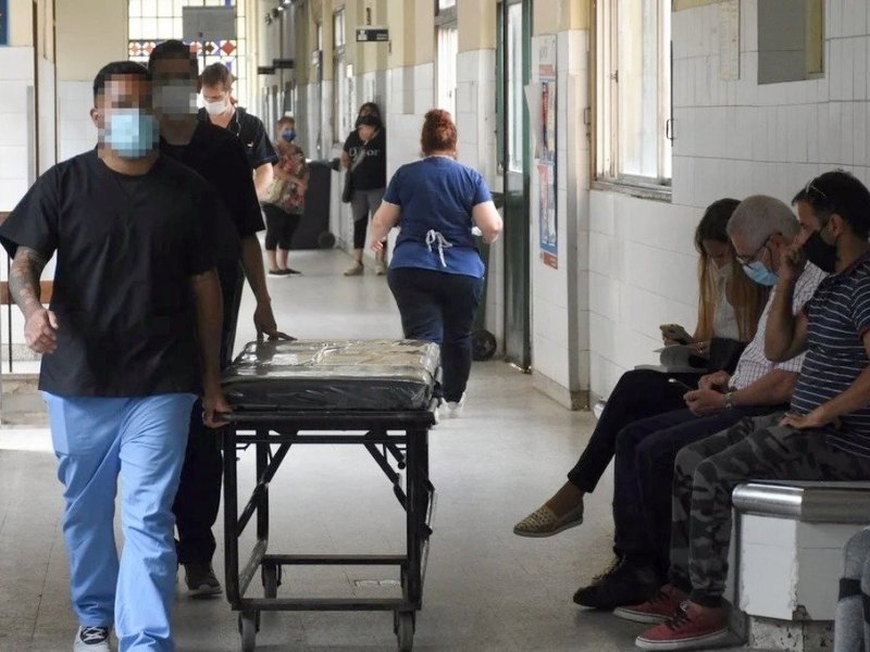 Camilleros de un hospital santafesino pagaban a sus jefes para que no les cortaran los contratos