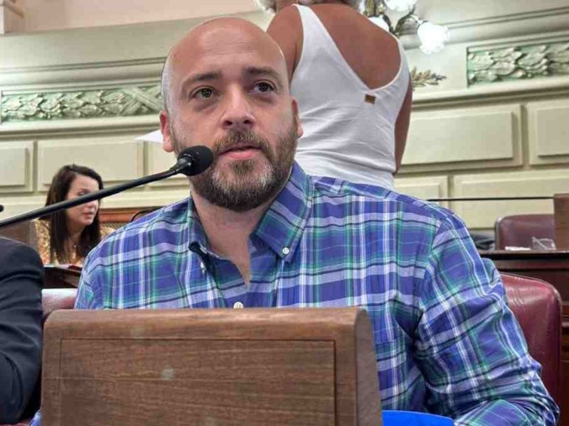 Proponen hasta 30 días de arresto para cuidacoches violentos