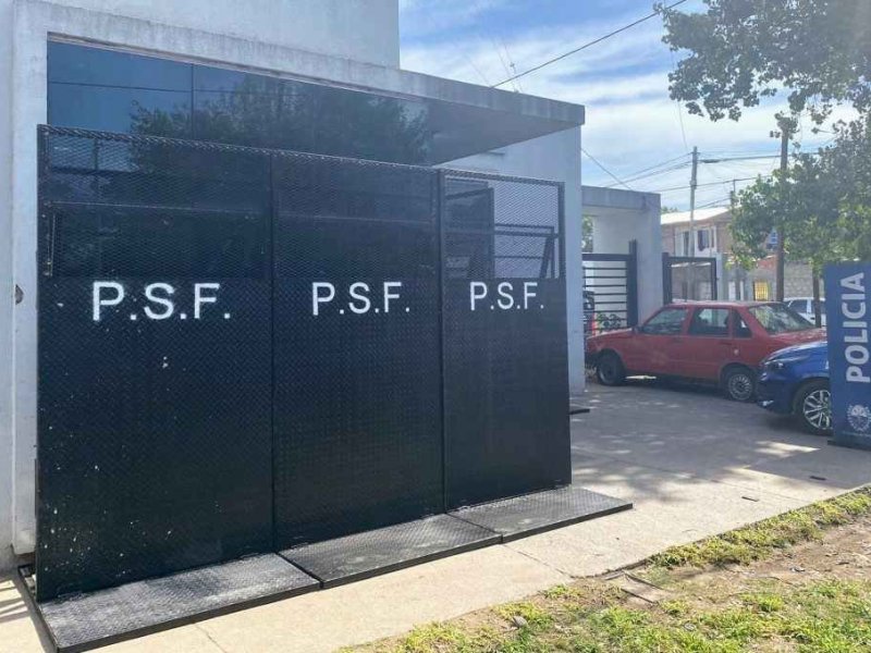 Rosario: protegen con vallas los frentes de comisarías de la zona noroeste