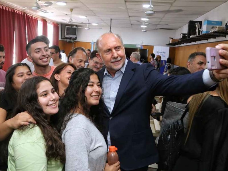 El gobernador Perotti entregó 150 netbooks a institutos técnicos de Rosario