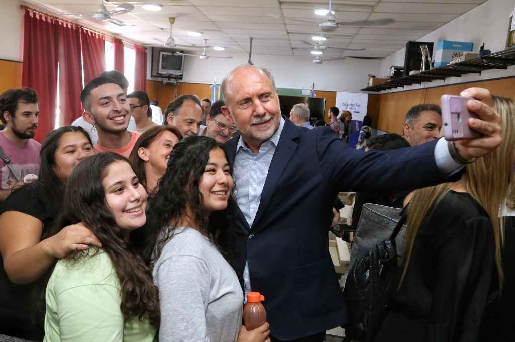 El gobernador Perotti entregó 150 netbooks a institutos técnicos de Rosario
