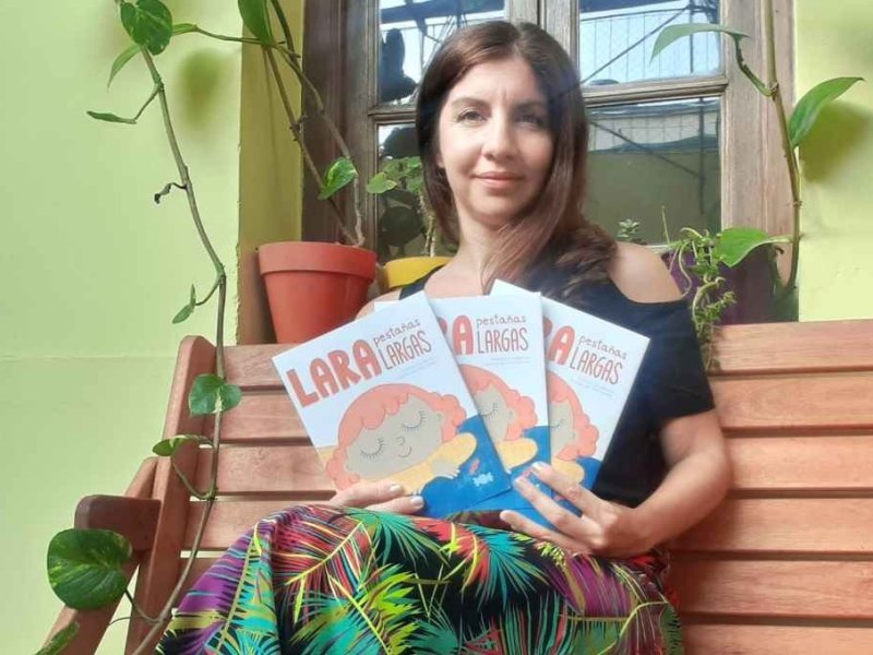 «Lara pestañas largas»: un libro con historia en forma de acordeón