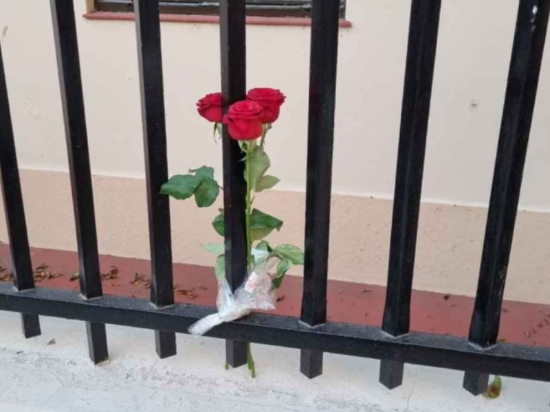 Qué mensaje se esconde detrás del ramo de rosas rojas atado en la nueva sede de la UIF Rosario