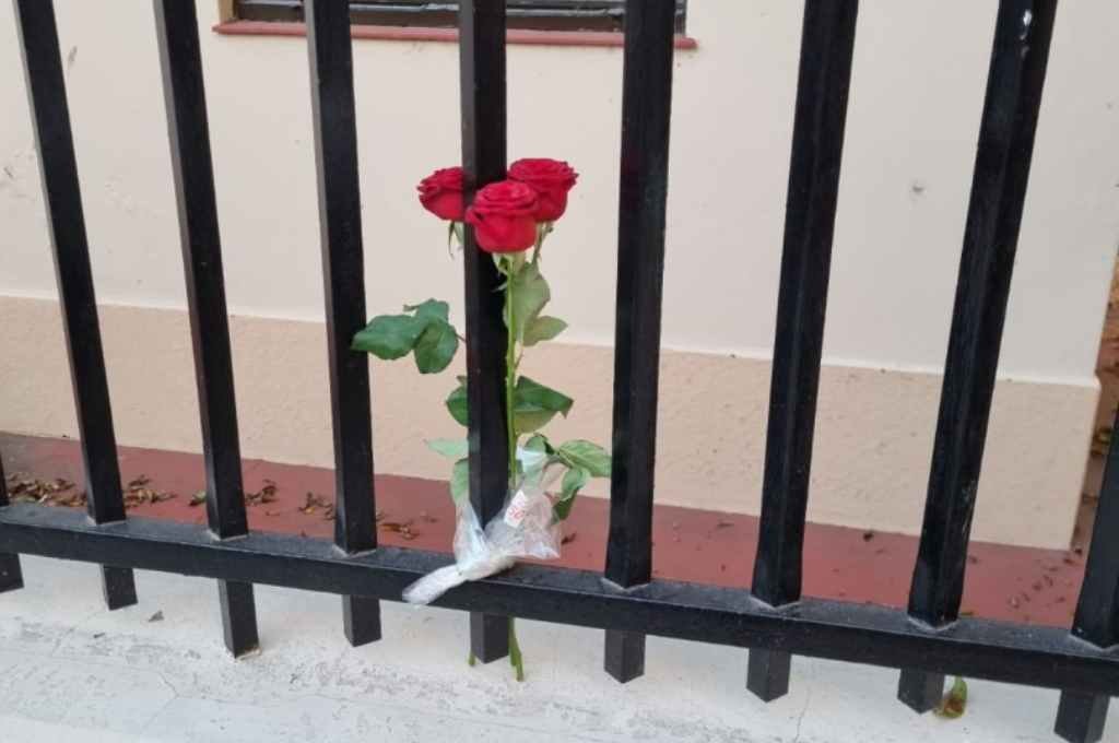 Qué mensaje se esconde detrás del ramo de rosas rojas atado en la nueva sede de la UIF Rosario