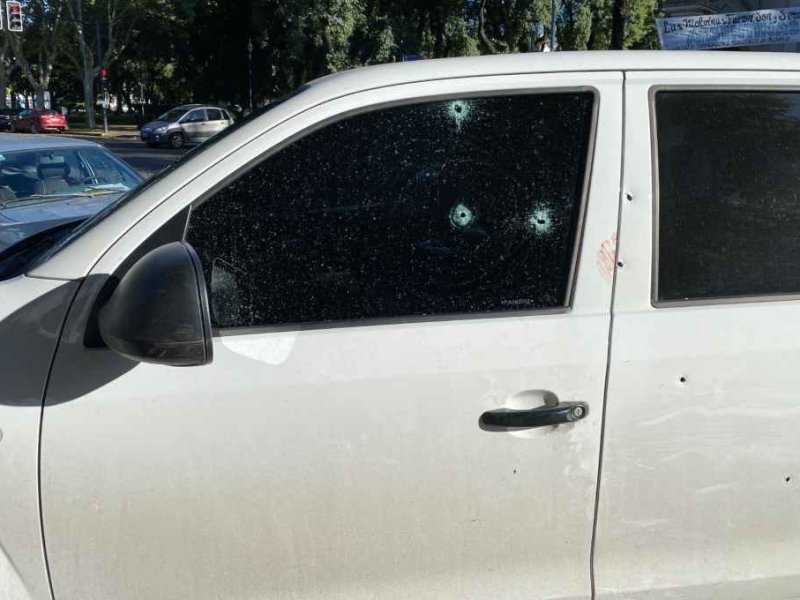 Rosario: violento ataque a tiros contra una camioneta frente a una escuela de zona norte