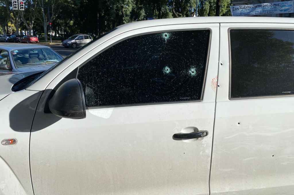 Rosario: violento ataque a tiros contra una camioneta frente a una escuela de zona norte